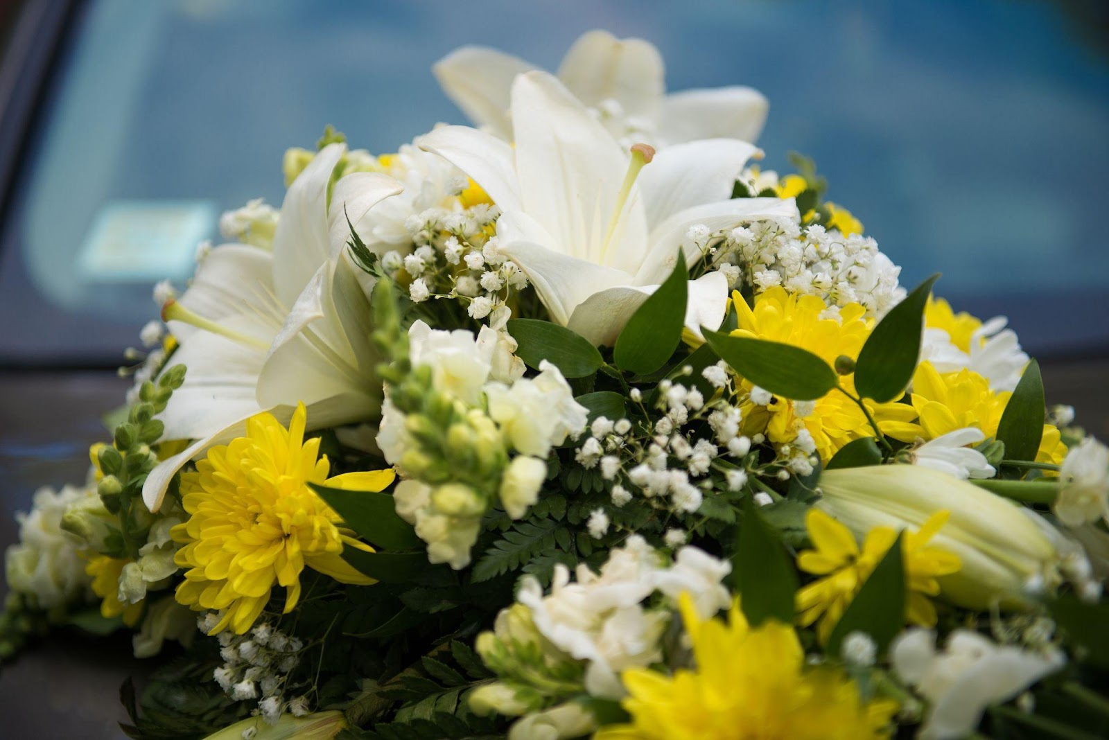 choosing-wedding-flower-arrangements-for-your-wedding-car-1